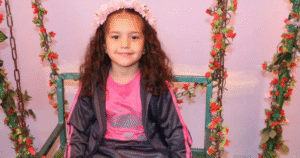 “The Voice of Hind Rajab mendapat tepuk tangan meriah selama 23 menit di pemutaran perdananya di Venice.Dokudrama yang mengisahkan permohonan terakhir bocah Gaza berusia lima tahun itu menerima standing ovation terpanjang dalam sejarah festival tersebut.”