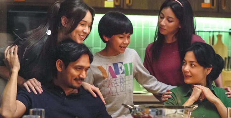 Review Film “Yang Lain Boleh Hilang, Asal Kau Jangan”: Saat Keluarga Menjadi Penjaga Kenangan